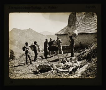 Bergbauern vor einem Haus