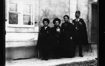 1 homme, 1 femme, 1 garçon, 1 fille