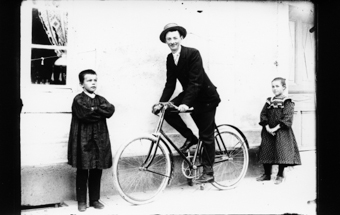 1 homme, 1 fille, 1 garçon