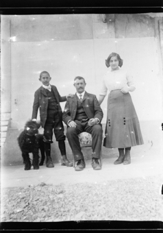 1 homme, 1 fille, 1 garçon