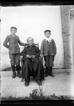 1 homme, 2 garçons