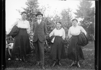 1 homme, 3 femmes