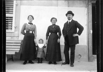 2 femmes, 1 homme, 1 enfant