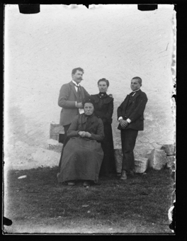 2 femmes, 1 homme, 1 garçon