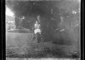 2 hommes, 1 fille, 1 garçon