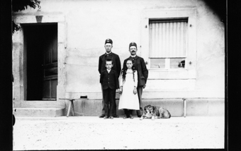 2 hommes, 1 garçon, 1 fille
