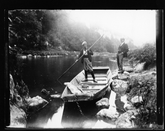 Au bord de l'eau, l'un sur une barque