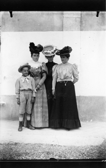 3 femmes, 1 enfant