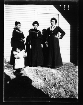 3 femmes, 1 enfant