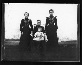 3 femmes, 1 fille
