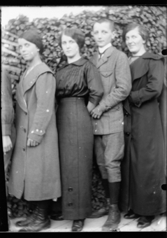 3 femmes, 1 garçon