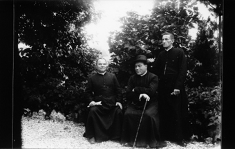 Saucy, curé des Bois, au centre