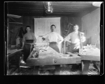 Menuisiers dans leur atelier