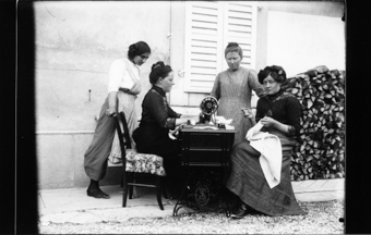 1. ?, 2. Cécile Jobin ou Joset ? 3. Stéphanie Willlemin alliée Eugène Cattin. 4. Berthe Jobin, alliée Genin. Machine à coudre