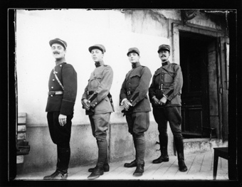 4 hommes