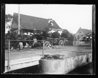 Attelage passant sur un pont