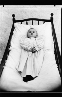 Enfant sur son lit de mort