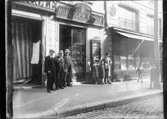 F-Pau ou Lourdes ?, Magasin « Horloger suisse, Ar. Calame » ; « Longines »