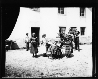 Sur le linteau de la maison : 17 ICC 23 Dieu soit béni