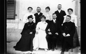 Doyen Cottier, curé de La Chaux- de- Fonds dans le groupe