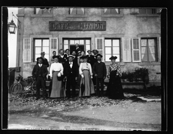 Devant le Café de l'Union