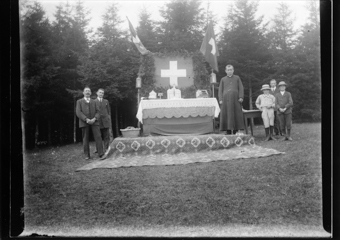 Autour d'un autel en plein air