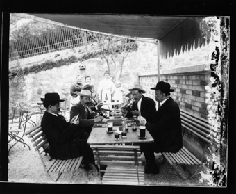 Attablé, jouant aux cartes