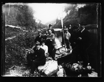 Au bord de l'eau; barque