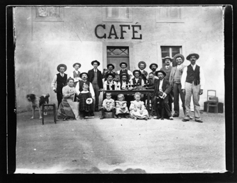 Devant un café