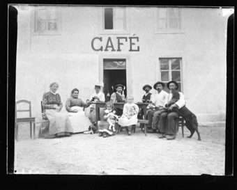 Devant un café