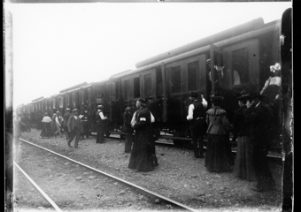 Groupe montant dans le train pour Lourdes (brassards)