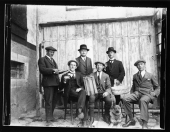 1homme montre une tuile; 1 autre homme montre 1 baquet en bois