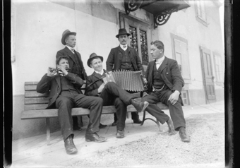 Dont 1 accordéoniste, 1 flutiste