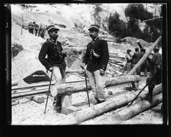 Coupe de bois; deux hommes en uniforme, probablement gardes-forestiers
