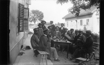 Hommes buvant un verre