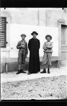 Jeanbourquin, abbé, vicaire à Delémont, entouré de deux garçons