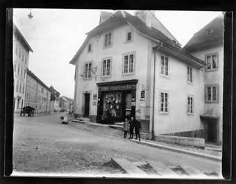 Magasin consommation F. Racheter, rue du Pont, vis à vis du Café national