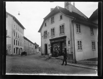 Magasin consommation F. Racheter, rue du Pont, vis à vis du Café national