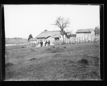 Maisons, greniers, clôture en bois