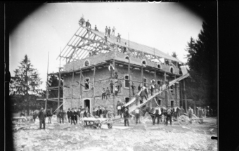 Maison en construction, avec ouvriers