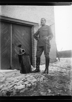 Militaire, casque à plumet posé