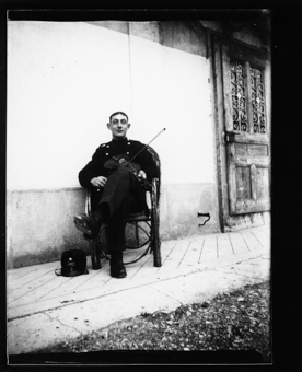 Militaire, violon en main