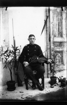Militaire tenant un violon