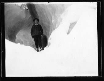 Au pied d'une grotte, dans la neige