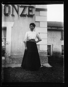 Sur un mur : ONZE (probablement Donzé)