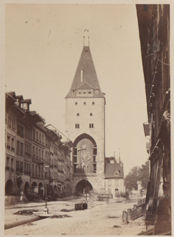 Christoffelturm von der Spitalgasse aus gesehen, im Vordergrund ein Fass im Stadtbach, auf der Strasse weitere Fässer, der Davidsbrunnen ohne Brunnenfigur