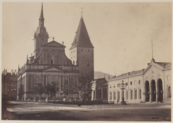 Christoffelturm vom Bollwerk aus gesehen, teilweise verdeckt von der Heiliggeistkirche, rechts der Bahnhof