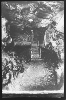 Beatushöhlen am Thunersee, Treppe im Höhleninneren