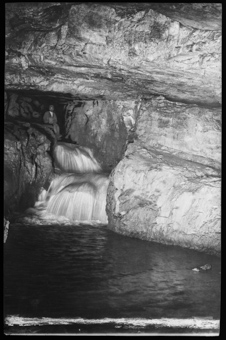 Beatushöhlen am Thunersee, Höhlenpartie mit Wasserfall