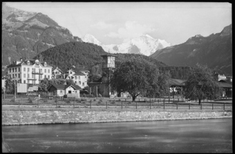 Interlaken, Bahnhof und Hôtel Merkur